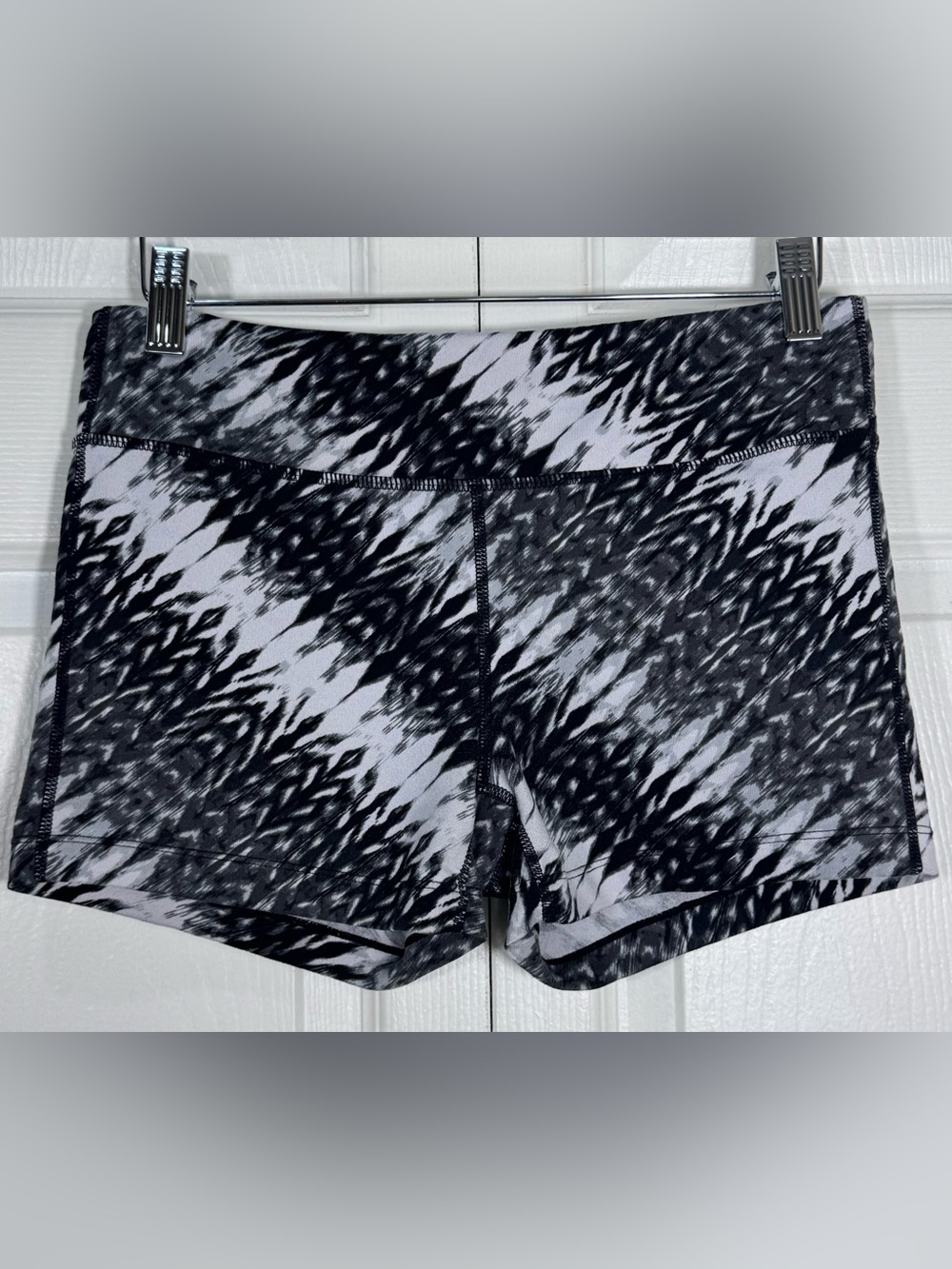 Athleta Chaturanga Sahara Shortie Booty Shorts Black White Print Size Small